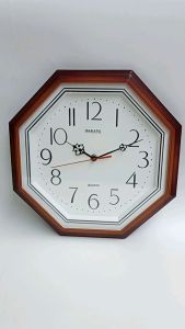 JAM DINDING PERSEGI 8 SAKANA 082 motif les kayu bahan plastik 34x34cm bergaransi mesin