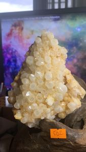 Bông hoa đá thạch anh vàng tự nhiên hình núi 1.5kg Citrine có hốc nhỏ năng lượng tài lộc 502 tặng đế