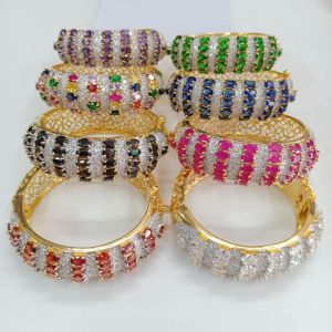 คุณสมบัติของ กำไลพลอยสีแถวคั่นเพชร CZ จิกไข่ปลา ชุบ 2 กษัตริย์