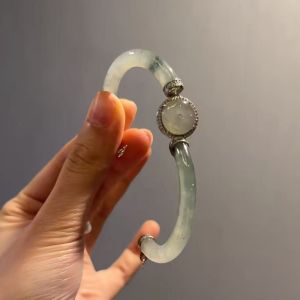 Vòng tay giả ngọc bích màu xanh lá nhạt tông màu lạnh dành cho nữ mang phong cách cổ điển cao cấp phụ kiện đeo tay đa năng sang trọng nhẹ nhàng phù hợp sử dụng hàng ngày.