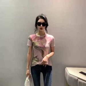 AMMIN Sablon Bunga หวานๆแฟชั่นคอกลมเรียบง่ายสำหรับฤดูใบไม้ผลิ/ฤดูร้อนของผู้หญิงเสื้อยืดผ้าฝ้ายแท้สไตล์เกาหลีลำลองและใส่สบายพิมพ์ลายสีทองสดใสไซส์พิเศษเสื้อเบลาส์แขนสั้นสีชมพูหรูหรา2024ฤดูใบไม้ผลิ/ฤดูร้อน