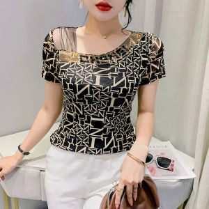 YIMEI Áo Đính CườM Cổ Chữ V Xiên Cảm Giác Thiết Kế Áo Thun Nữ Cổ Điển Đa Năng 2023 Thời Trang Mới Mùa Hè In Chữ Cái Áo Lưới Ôm Vừa