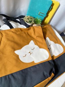 กระเป๋าผ้า กระเป๋าสะพายใบใหญ่ สะดวกพกพาย่ามเที่ยว ลายแมว มีซับใน และกระเป๋าซ้อน เนื้อผ้าดี