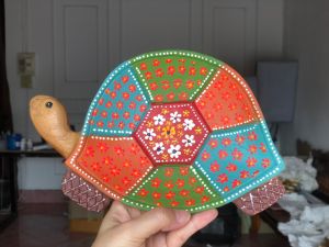 ถาดงานไม้ เต่าเพ้นท์ลาย  แต่ละรอบลายจะไม่เหมือนกันนะคะ