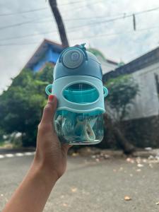 BOTOL MINUM LUCU KEPALA BONEKA KECIL SEDOTAN TALI PANJANG/BOTOL MINUM ANTI TUMPAH LUCU 700ML HX 3032