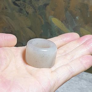 20.3mm Premium greasiness smoothness Nephrite whitish "ink dots" thumb ring (with certificate) [Natural Crystal] 20.3毫米超油润细腻白底点墨青花和田玉扳指(带证书)