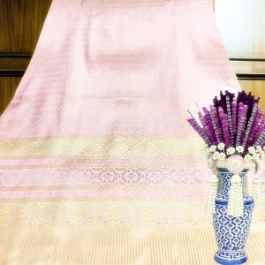 ผ้าไหมเทียม ลายลำพูน 3 สีน้ำตาลพื้นม่วงอ่อน  ผ้าไหมสังเคราะห์ ผ้าไหมทอเครื่อง ผ้าไหว้ ผ้าของชำร่วย ผ้าตัดผ้าถุง ผ้าซิ่น ขนาด 2 หลา ประมาณ 100*180 cm