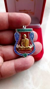 K006 หลวงพ่อรวย ปาสาทิโก วัดตะโก รุ่น เลื่อนสมณศักดิ์ หน้ากากทอง ลงยาแดง พร้อม กล่องกำมะหยี่ ขนาด 3.5X4.0 cm.