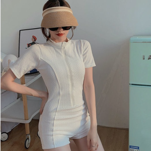 จัดส่งที่รวดเร็ว ชุดว่ายน้ำ ชุดว่ายน้ำวันพีซผู้หญิง ชุดว่ายน้ำวันพีชสีขาว เนื้อผ้ากัน UV ใส่สบายสุดๆ ผ้าคุณภาพสูง