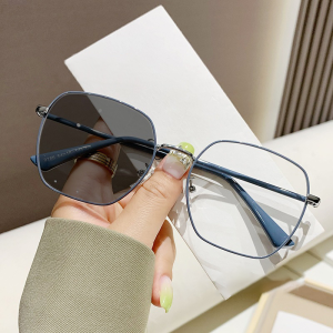 CHARMRAY Ultra light large frame anti blue light photochromic glasses are suitable for womens lenses replaceable lenses