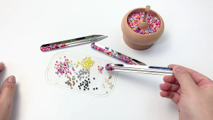 2Piece Beading Spoon and Washable Silicone Non-Slip Cushion Bead Picker and Slip-Resistant Mat for Storage Organization