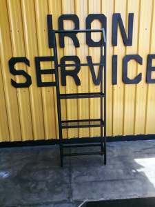 IRONSERVICE : ชั้นวางของทรงจั่ว 4 ชั้น พื้นตะแกรงเหล็ก : "" เฟอร์นิเจอร์ โครงเหล็กกันสนิม ตกแต่งภายในและภายนอก มีประกัน " (จัดส่งรวดเร็ว)