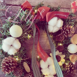 [SG Seller]新款天然手工花环 ECO Christmas  feel real Artificial Christmas Wreath Green Crestwood Spruce White Lights Decorated with cotton Pine Cones Berry Clusters Frosted Branches Christmas Collection 30CM仿真圣诞纯手工天然植物精致花环