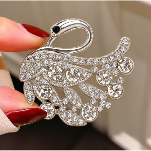 Full Rhinestone Swan Brooch Large Crystal Feather Design Elegant Swan Pin Statement Jewelry Anti-Exposure Clothing Accessory