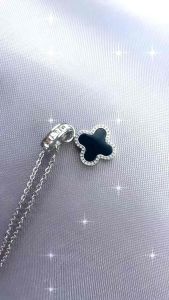 สร้อยคอแฟชั่นจี้วงกลมล้อมเพชรห้อยดอกไม้ใบโคลเวอร์ ยาว 44 CM