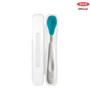 OXO ช้อนป้อนอาหารเด็ก แบบพกพา สีฟ้า l OXO Tot On-The-Go Feeding Spoon Aqua ช้อนป้อนอาหารเด็กขนาดพอดีคำ ปลายช้อนทำจากซิลิโคน ปลอดภัยและนิ่มมาก