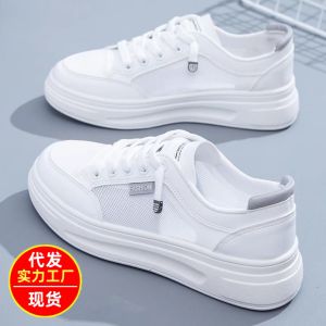 รองเท้าผ้าใบสตรีสีขาว 2025 ฤดูใบไม้ผลิ/ฤดูร้อนใหม่สไตล์เกาหลีอเนกประสงค์รองเท้ากีฬายอดนิยมนักเรียนลำลองพื้นหนายกรองเท้าผ้าใบ