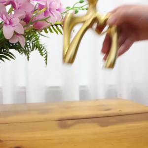 รูปปั้นนามธรรมทำจากเรซินรูปร่าประติมากรรมตกแต่งบ้านรูปหัวใจของขวัญงานศิลปะสำหรับจัดแสดงโต๊ะสำนักงานคริสต์มาส