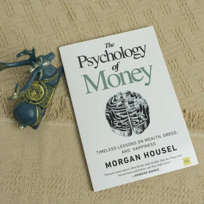 The Psychology of Money English book: Exploring the Mindset and Behaviors that Shape our Financial Lives and Impact our Wealth
