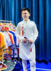 áo dài cách tân chất vải lụa mờ