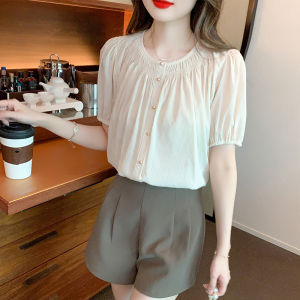 Ammin 2024 mùa hè mới xếp li rộng cổ tròn Áo cánh vải voan phong cách Hàn Quốc ngọc trai Một hàng khuy ngọt ngào tay áo bong bóng giản dị áo blouse thanh lịch