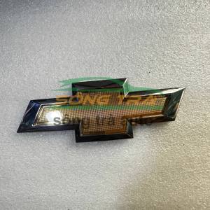 Biểu tượng sau Chevrolet Cruze. Hàng xịn không bao bì.
