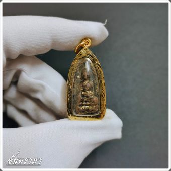 รูปจากผู้ขายบน Lazada: พระรอดลำพูนพิมพ์เล็ก เชื้อชินสนิมแดง กรุวัดมหาวัน เลี่ยมกรอบทองไมคร่อนอย่างดี [จันทราภา] ตั้งราคา ฿149 ขายแล้ว 19 ชิ้น