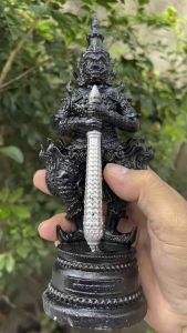 ท้าวเวสสุวรรณหล่อบูชา รุ่นประทานทรัพย์ หลวงพ่อพัฒน์ ปุญญกาโม งานโลหะ ขนาดสูง 9 นิ้ว เนื้อรมดำ กระบองสีเงิน ฝังตะกรุด3k ผ่านพิธีพุทธาภิเษกถึง3วาร รับประกันแท้