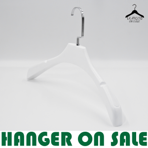 ไม้แขวนเสื้อ ไม้แขวนสูทพลาสติก รุ่น 228  มีร่อง มีกันลื่น  มีร่องคล้องสายเสื้อ 12 ไม้