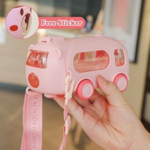 【รับประกันสินค้า】ขวดน้ำเด็ก 500ml พกพาสะดวก วัสดุเกรดอาหาร มีสายสะพายปรับระดับ + ของเล่นรถไฟหมุนได้ กันรั่ว100%