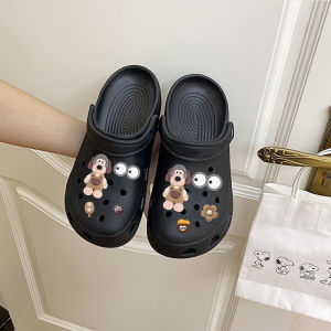 NQshop จัดส่งในไทย รองเท้าแตะแฟชั่นทรงหัวโต ดีไซน์แฟชั่นสุดฮิตใส่ง่ายสบายด้วยวัสดุยางแบบนิ่ม มีไซซ์ให้เลือกเยอะใส่ได้ทั้งชายและหญิงเลย ตัวติดมีให้ในชุดแล้ว