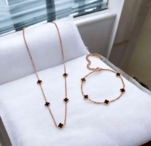 1 Set Perhiasan Wanita Motif Clover Set Perhiasan Kalung Dan Gelang Clover Titanium Anti Karat Luntur