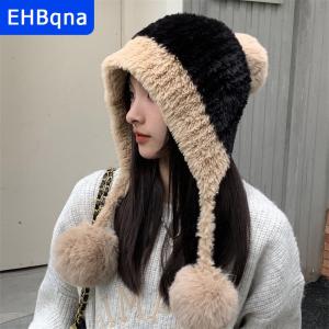 [COD] EHBqna SPORTS หมวกบีนนี่ขนปุยสำหรับผู้หญิงหมวกไหมพรมปอมปอมปอมขนาดใหญ่ให้ความอบอุ่นในฤดูหนาวหมวกป้องกันหูสำหรับผู้หญิงเล่นสกีหิมะกันลม
