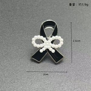 เข็มกลัดผู้หญิงสีดําและสีขาว