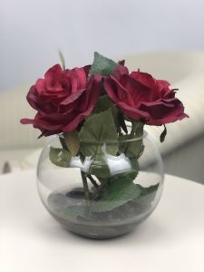 การเสริมสวยให้ดูสดใส แจกันกุหลาบปลอม ดอกกุหลาบจัดในแจกันแก้วทรงกลม
