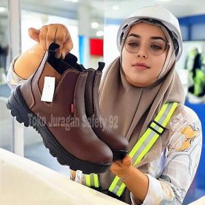 Sepatu safety elastis Slip On Kulit Buatan Ujung Besi Pelindung kaki Proyek Pabrik Pertamina Tambang Awak Kapal Berngkel Sol Karet Anti Slip Pria Wanita Murah