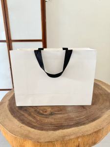 ถุงกระดาษ หูหิ้วผ้าริบบิ้น สี ขาว ดำ น้ำตาล กระดาษคราฟท์ แบบหนา ใส่ของใช้ทั่วไป มี 4 ขนาด พร้อมส่ง