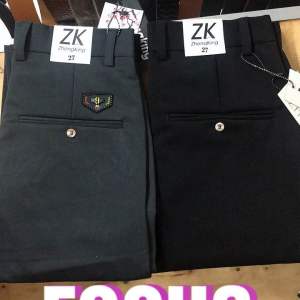 Quần Tây Nam Quần Tây Âu Quần Tây Học Sinh Nam Vải Giản Nhẹ Ống Côn Màu Đen Và Màu Xám Đen Size 25 Size 26 và Size 27. Quần Tây Nam nhiều size cho người mặc size 28 đến 32 và cho người mập to con bigsize từ 33 đến 37. Quần Sọt