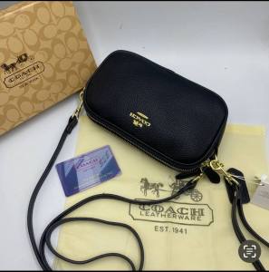 กระเป๋าสะพายข้าง มีสายคล้องมือได้ใส่ยาวสามารถปรับฟันปรับยาวได้สีดำล้วนหนังนิ่มงานสวยมาก รุ่นสองซิปสองช่องใช้งานมีพร้อมกล่อง