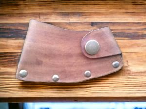 ซองขวาน Axe ซองหนังฟอกฝาด ซองเก็บคม ขนาดกว้างหน้าคม 8 ซม.8.5 ซม.9 ซม. ( แนะนำคุณลูกค้า สำหรับใส่หัวขวานหนองบัว Hults Factory และ Hultafors ขนาด 1.1/4 ปอนด์เท่านั้น )