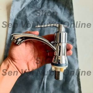 Vòi Lavabo rửa tay rửa mặt chất liệu hợp kim không gỉ được mạ Crom sáng bóng liên kết đường dẫn nước Lạnh.