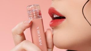 𝗝𝗨𝗡𝗞𝗜𝗘 𝗠𝗔𝗞𝗘𝗨𝗣 -Implora Jelly Tint Pelembab Bibir Halus Glossy Bervolume Mengurangi Garis Halus Vit C Peptides Omega 3 6 9