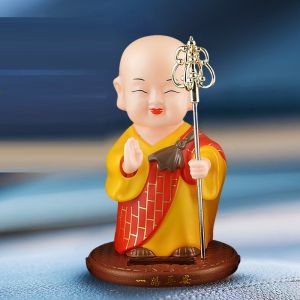 Tượng chú tiểu đáng yêu trang trí ô tô năng lượng mặt trời
