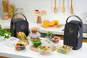 Túi đựng hộp cơm hình vuông logo COBACOOK- đựng vừa 3 hộp thủy tinh dung tích 370 ml. Với lớp giấy giữ nhiệt bên trong và 2 khóa kéo tiện dụng- CBS