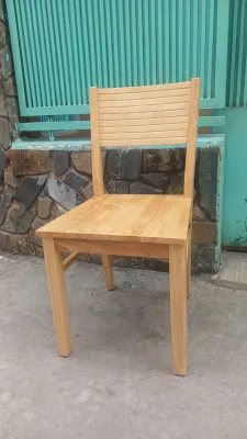Ghế gỗ cao su cao 84 cm rộng 43cm ghế ngồi mặt gỗ cao su cứng chắc chắn bền bóng sáng. Thông dụng cho học sinh và ngồi ăn uống trong gia đình.
