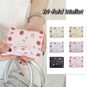 MOIRA โบว์ กระเป๋าสตางค์แบบพับสาม สตรอว์เบอร์รี งานพิมพ์ ผู้ถือบัตร แฟชั่น แบบพับได้ กระเป๋าสตางค์หนัง PU นักเรียน