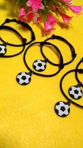 [COD] 2pcs/1pcs/Gelang persahabatan bandul bola/friendship bracelet/cute-bracelet\\n\\n Apa Itu Gelang Persahabatan Bandul Bola?\\n\\nGelang persahabatan bandul bola adalah aksesoris lucu yang sering dipakai oleh sahabat-sahabat untuk menunjukkan ikatan persahabatan mereka. Dengan desain unik dan warna-warni, gelang ini menjadi pilihan tepat bagi mereka yang ingin memperkuat hubungan persahabatan.\\n\\n Mengenal Berbagai Jenis Gelang Persahabatan\\n\\nAda banyak jenis gelang persahabatan yang bisa dipilih, termasuk gelang persahabatan bandul bola. Beberapa jenis lainnya adalah gelang rajut, gelang karet, dan gelang manik-manik. Setiap jenis memiliki karakteristik dan keunikan tersendiri, sehingga memilih gelang persahabatan yang tepat sangat penting.\\n\\n Keunikan dan Fungsi Gelang Persahabatan Bandul Bola\\n\\nGelang persahabatan bandul bola memiliki keunikan tersendiri dengan desainnya yang lucu dan menarik. Selain itu, gelang ini juga memiliki fungsi sebagai aksesoris yang bisa dipakai sehari-hari. Fungsi lainnya adalah sebagai simbol persahabatan yang kuat dan abadi.\\n\\n Bagaimana Memilih Gelang Persahabatan yang Tepat?\\n\\nMemilih gelang persahabatan yang tepat sangat penting agar ikatan persahabatan semakin kuat. Berikut adalah beberapa pertimbangan yang perlu diperhatikan:\\n\\n Pertimbangan Umur dan Gender\\n\\nUmur dan gender adalah pertimbangan penting dalam memilih gelang persahabatan. Gelang persahabatan bandul bola cocok untuk anak-anak dan remaja perempuan. Namun, jika Anda mencari gelang persahabatan untuk orang dewasa, ada pilihan lain yang lebih cocok.\\n\\n Pilihan Warna dan Desain yang Sesuai\\n\\nWarna dan desain gelang persahabatan bandul bola harus sesuai dengan selera dan kepribadian sahabat Anda. Ada banyak pilihan warna dan desain yang tersedia, mulai dari warna-warni cerah hingga warna-warna netral. Jika Anda mencari gelang persahabatan custom, ada banyak toko online yang menawarkan layanan tersebut.\\n\\n Cara Menggunakan Gelang Persahabatan Bandul Bola dengan Benar\\n\\nAgar gelang persahabatan bandul bola awet dan tetap cantik, ada beberapa hal yang perlu diperhatikan:\\n\\n Menyesuaikan Ukuran Gelang dengan Lingkar Tangan\\n\\nSebelum membeli gelang persahabatan bandul bola, pastikan ukurannya sesuai dengan lingkar tangan Anda. Jika ukurannya terlalu besar atau terlalu kecil, gelang tersebut tidak akan nyaman dipakai.\\n\\n Perawatan dan Penyimpanan yang Benar\\n\\nAgar gelang persahabatan bandul bola tetap cantik dan awet, perlu dilakukan perawatan dan penyimpanan yang benar. Hindari mencuci gelang dengan air sabun karena bisa merusak desainnya. Selain itu, simpan gelang di tempat yang aman dan jauh dari sinar matahari langsung.\\n\\n Rekomendasi Tempat Membeli Gelang Persahabatan Bandul Bola\\n\\nAda banyak tempat yang bisa Anda kunjungi untuk membeli gelang persahabatan bandul bola. Berikut adalah beberapa rekomendasi tempat belanja yang bisa Anda coba:\\n\\n Toko Online Terpercaya\\n\\nToko online seperti Amazon, Etsy, dan eBay menawarkan berbagai pilihan gelang persahabatan bandul bola dengan harga yang kompetitif. Pastikan untuk memilih toko online yang terpercaya dan memiliki ulasan positif dari pelanggan sebelumnya.\\n\\n Toko Fisik yang Menyediakan Gelang Persahabatan Bandul Bola\\n\\nJika Anda lebih suka membeli gelang persahabatan bandul bola secara langsung, ada beberapa toko fisik yang menyediakan aksesoris ini. Cari toko aksesoris atau toko khusus gelang persahabatan di daerah Anda untuk mendapatkan pilihan yang lebih banyak.\\n\\nDengan memilih gelang persahabatan bandul bola yang tepat dan merawatnya dengan baik, Anda bisa menunjukkan ikatan persahabatan yang kuat dan abadi kepada sahabat Anda. Selamat berbelanja!\n}