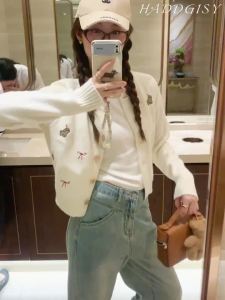 แฟชั่นเสื้อสเวตเตอร์ถักคาร์ดิแกนปักโบว์หวานสำหรับผู้หญิง ดีไซน์ฤดูใบไม้ร่วงและฤดูหนาว เสื้อสั้นโจ๊กเกอร์
