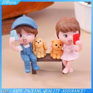COD 2 cái cặp dễ thương những người yêu thích chụp ảnh tự sướng trên một chiếc bánh phân trang trí xe hơi trang trí vài bức tượng nhỏ thủ công trang trí vườn cổ tích
