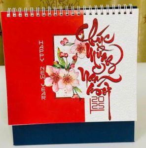 Lịch Tết 2025 Lịch Để Bàn Lò Xo Cứng 2025 Lịch Để Bàn Chữ A 2025 (Có Lịch Âm) - Mẫu Ngẫu Nhiên